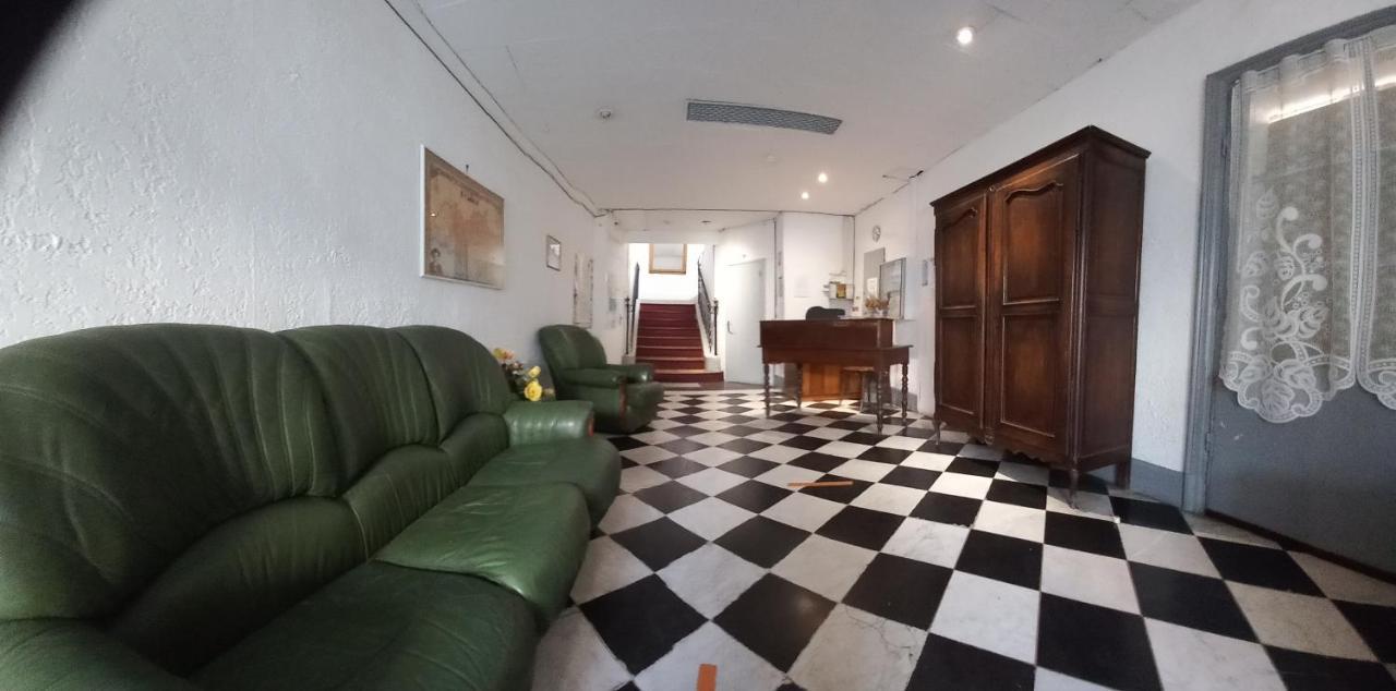 Hotel Du Cours Пертюи Экстерьер фото