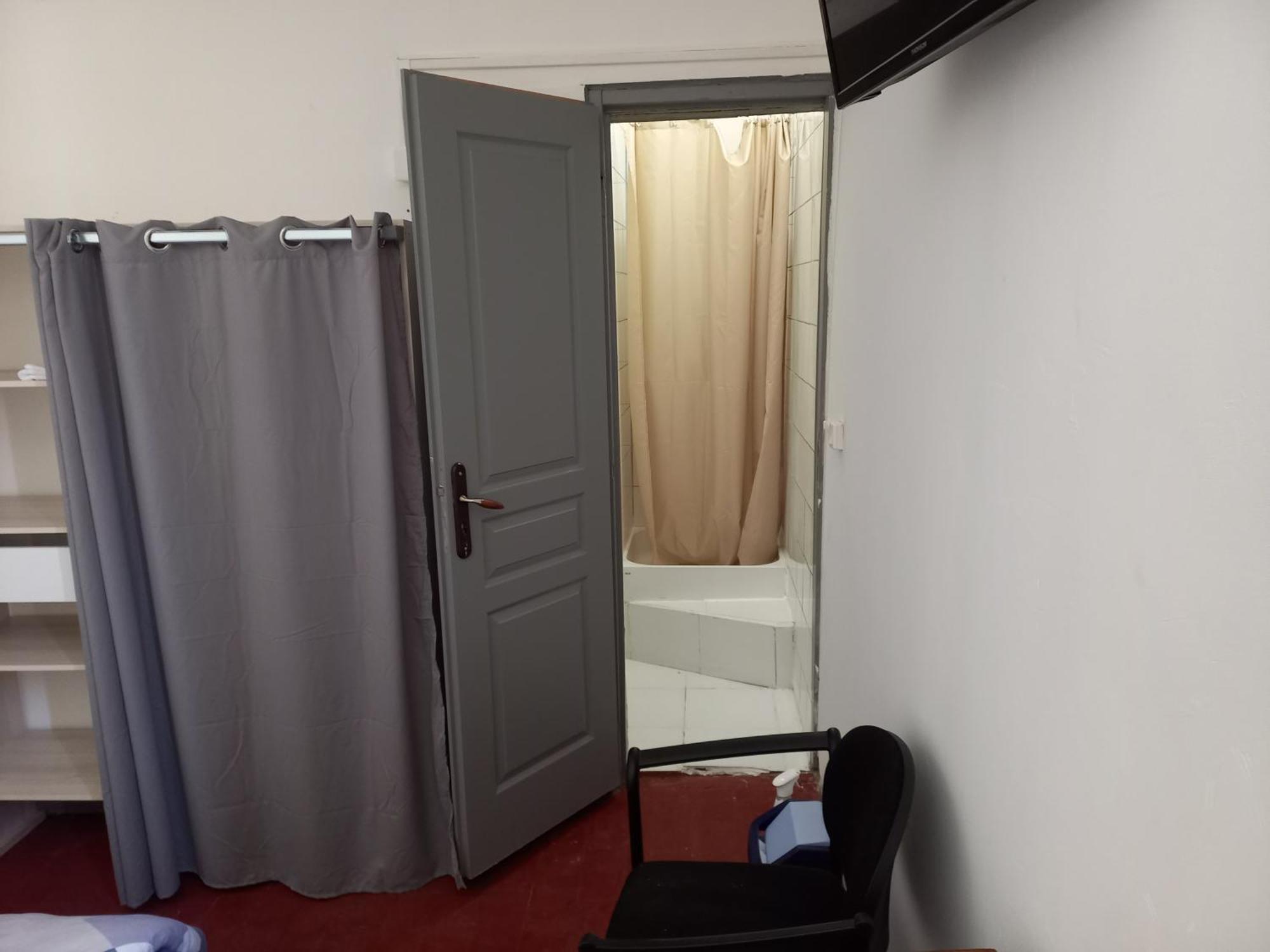 Hotel Du Cours Пертюи Экстерьер фото
