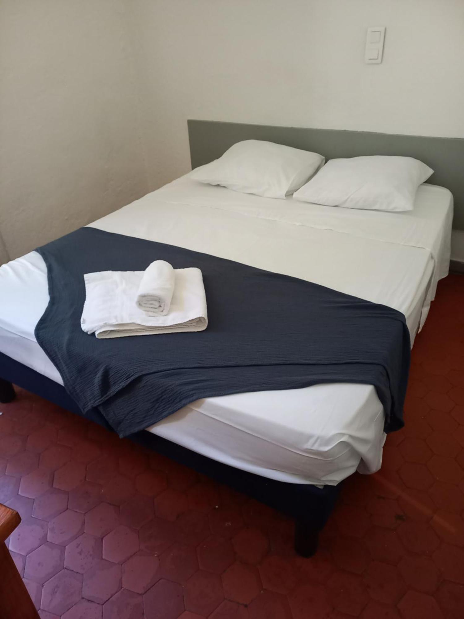 Hotel Du Cours Пертюи Экстерьер фото